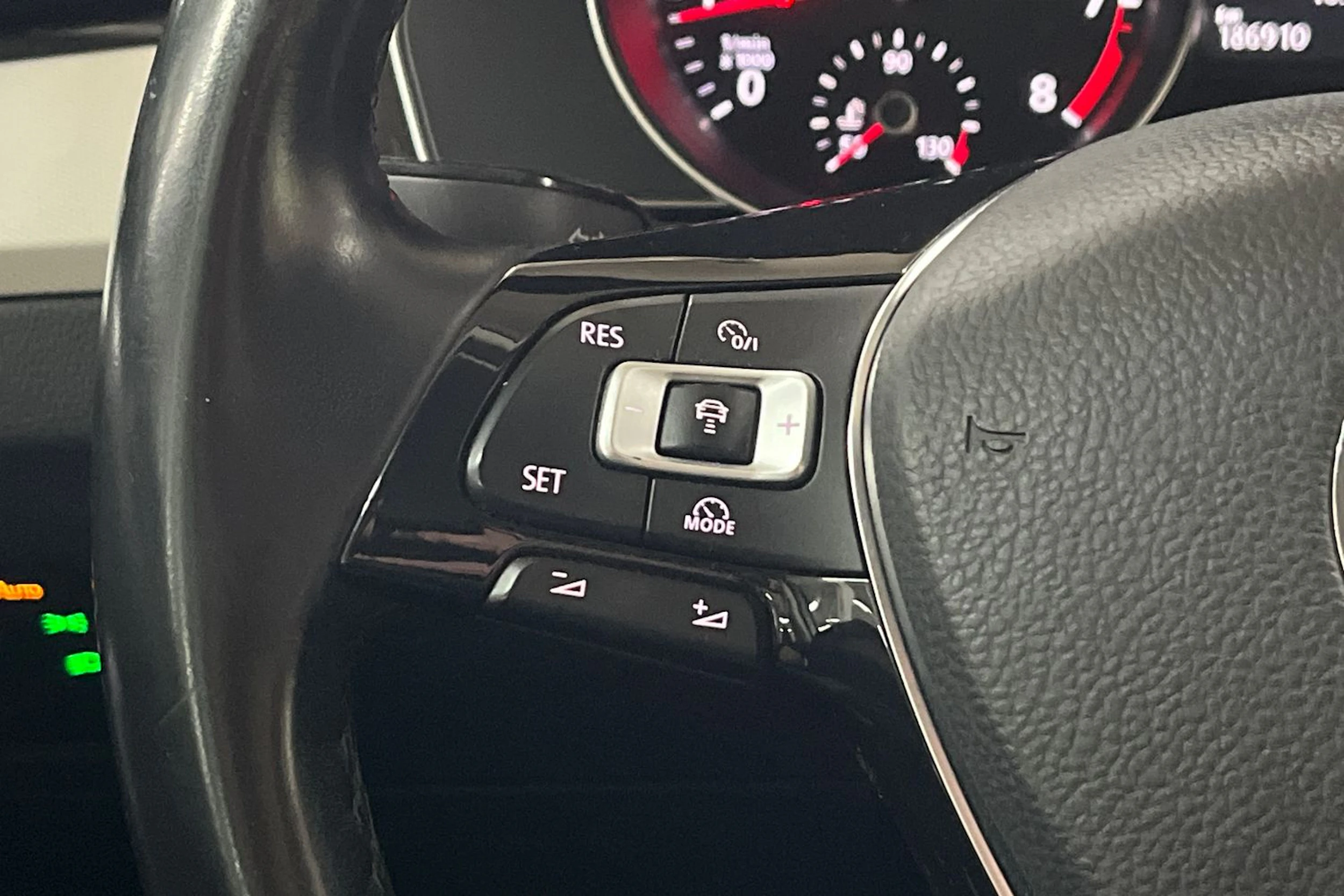 Sininen Volkswagen PASSAT 2018 kuva 15.