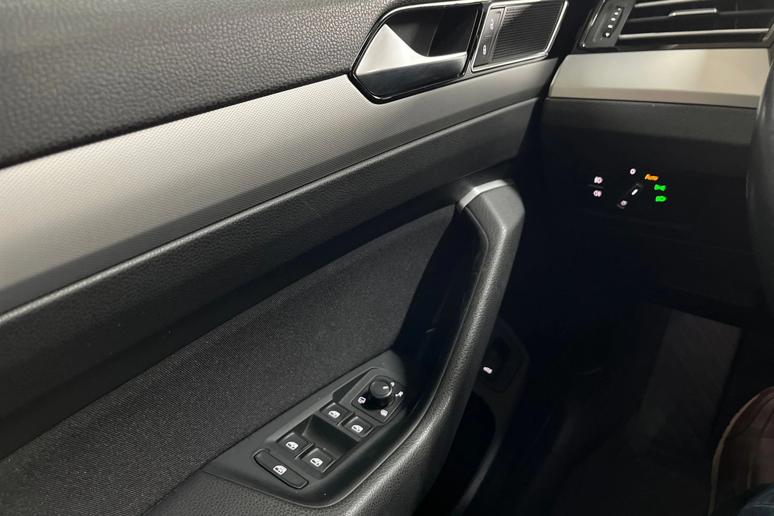 Sininen Volkswagen PASSAT 2018 kuva 17.