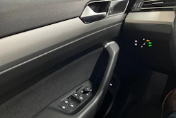 Sininen Volkswagen PASSAT 2018 kuva 17.