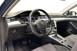 sininen Volkswagen Passat 2018 kuva 7.