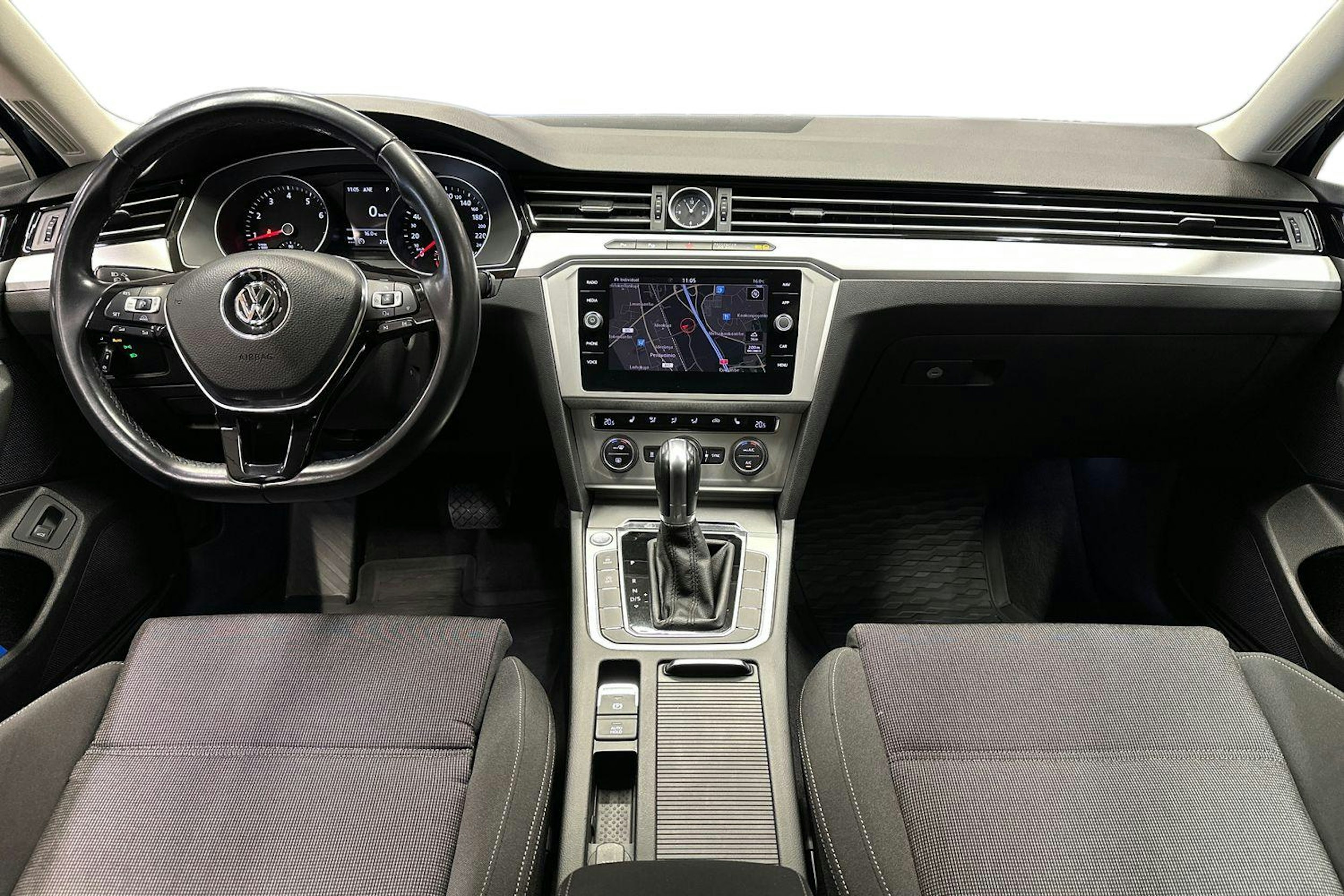 sininen Volkswagen Passat 2018 kuva 9.