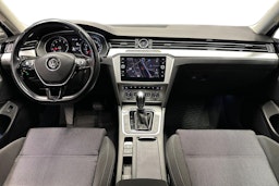 sininen Volkswagen Passat 2018 kuva 9.