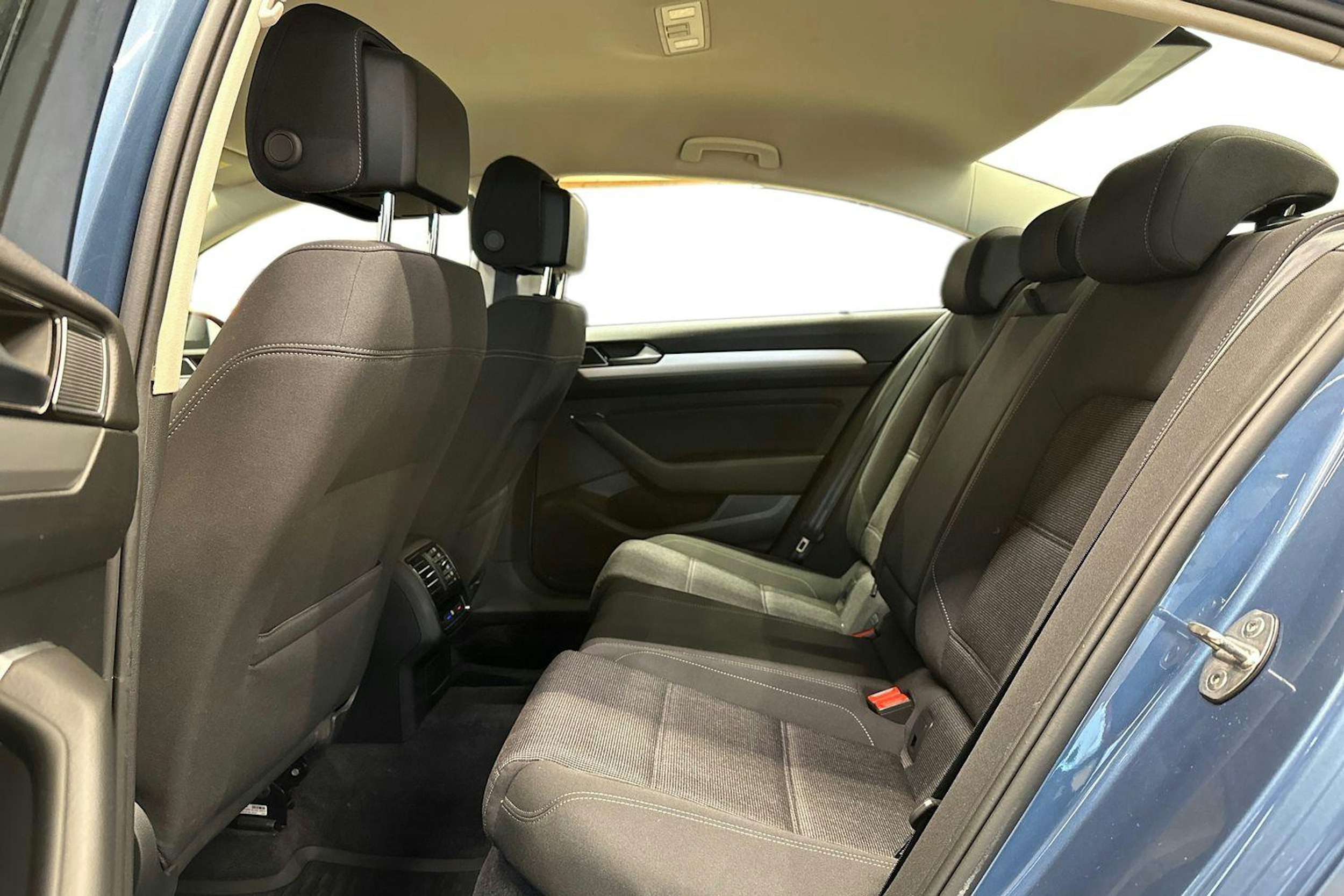 sininen Volkswagen Passat 2018 kuva 10.
