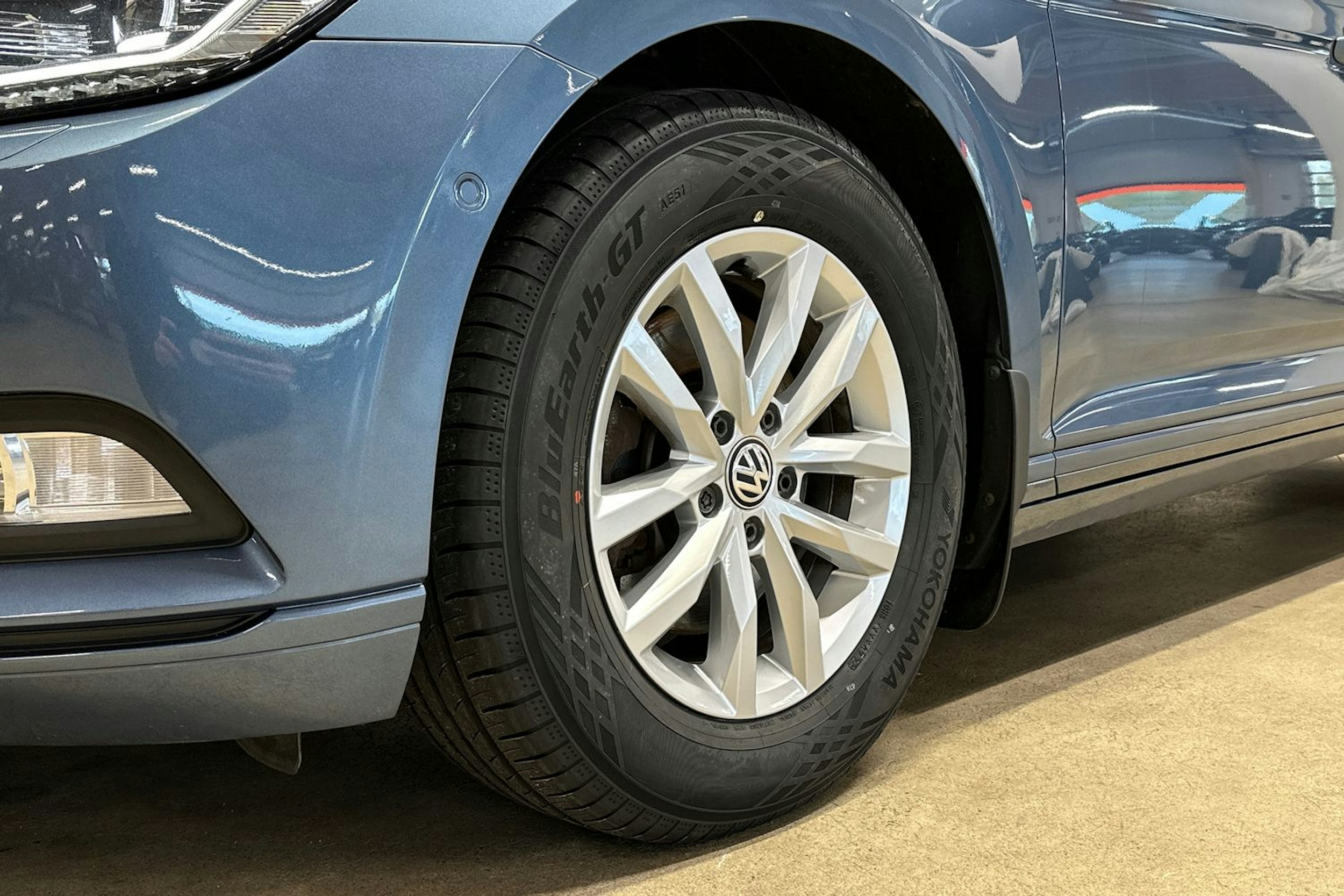 sininen Volkswagen Passat 2018 kuva 11.