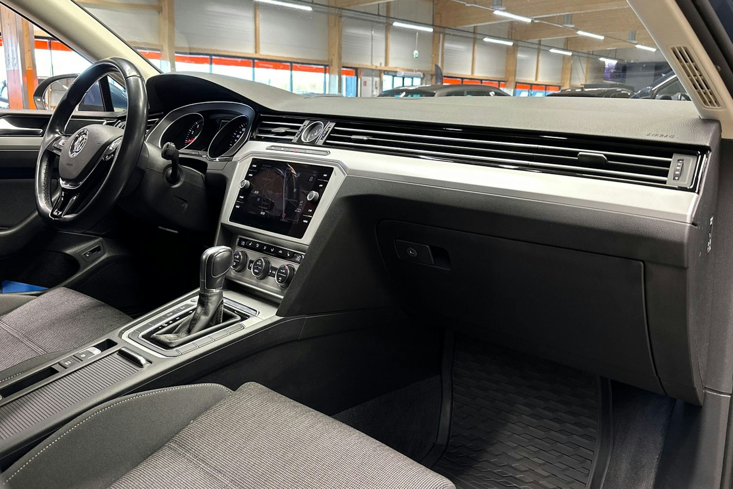 sininen Volkswagen Passat 2018 kuva 14.