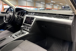 sininen Volkswagen Passat 2018 kuva 14.