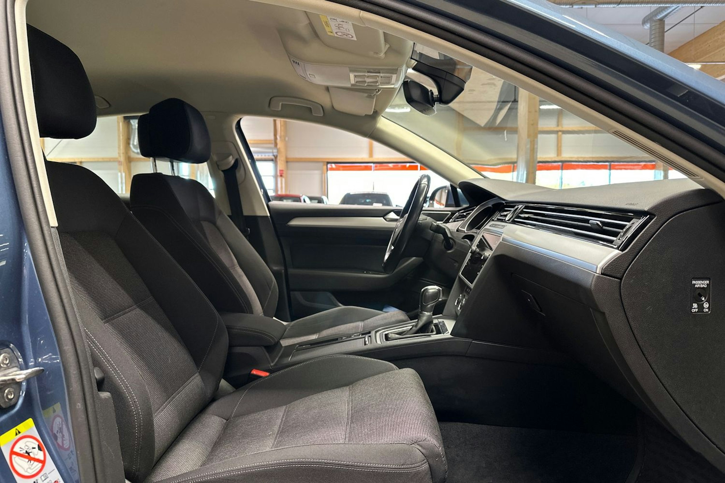 sininen Volkswagen Passat 2018 kuva 15.