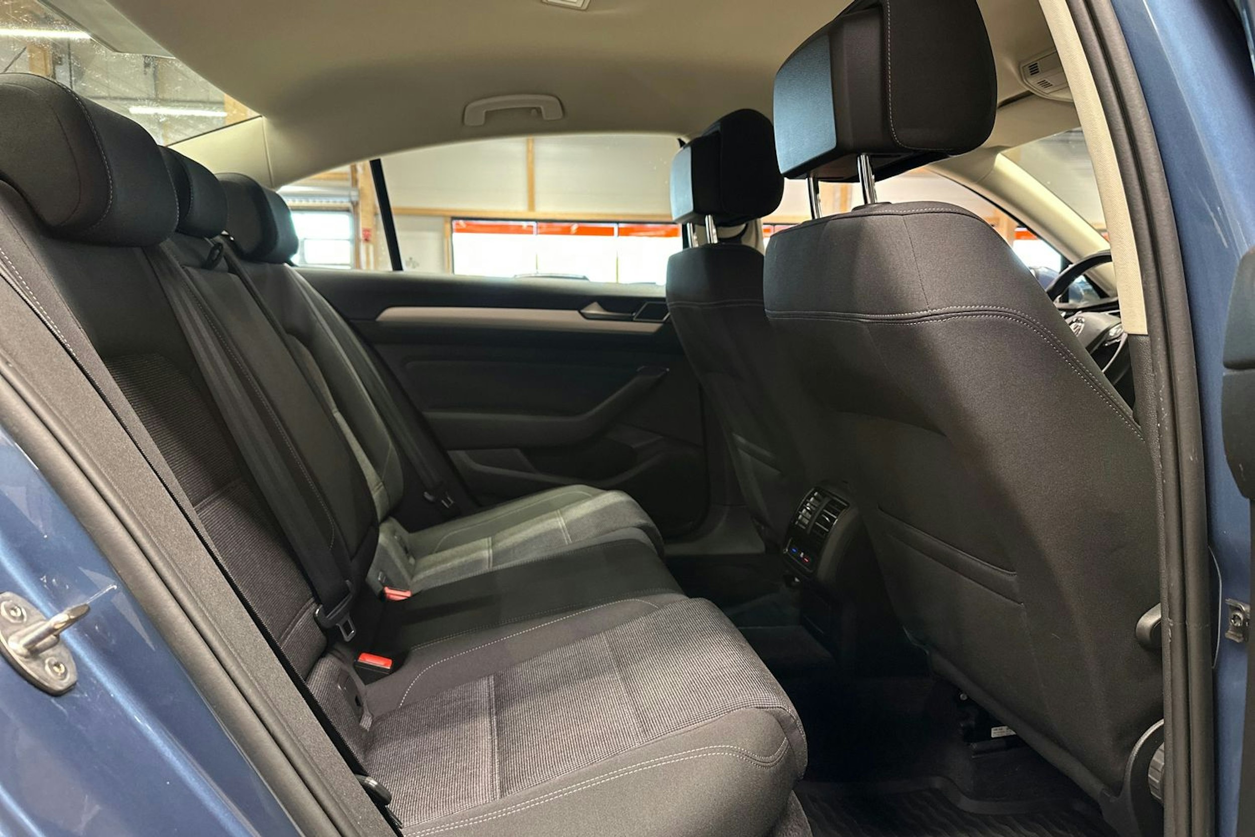 sininen Volkswagen Passat 2018 kuva 16.