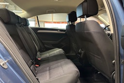 sininen Volkswagen Passat 2018 kuva 16.