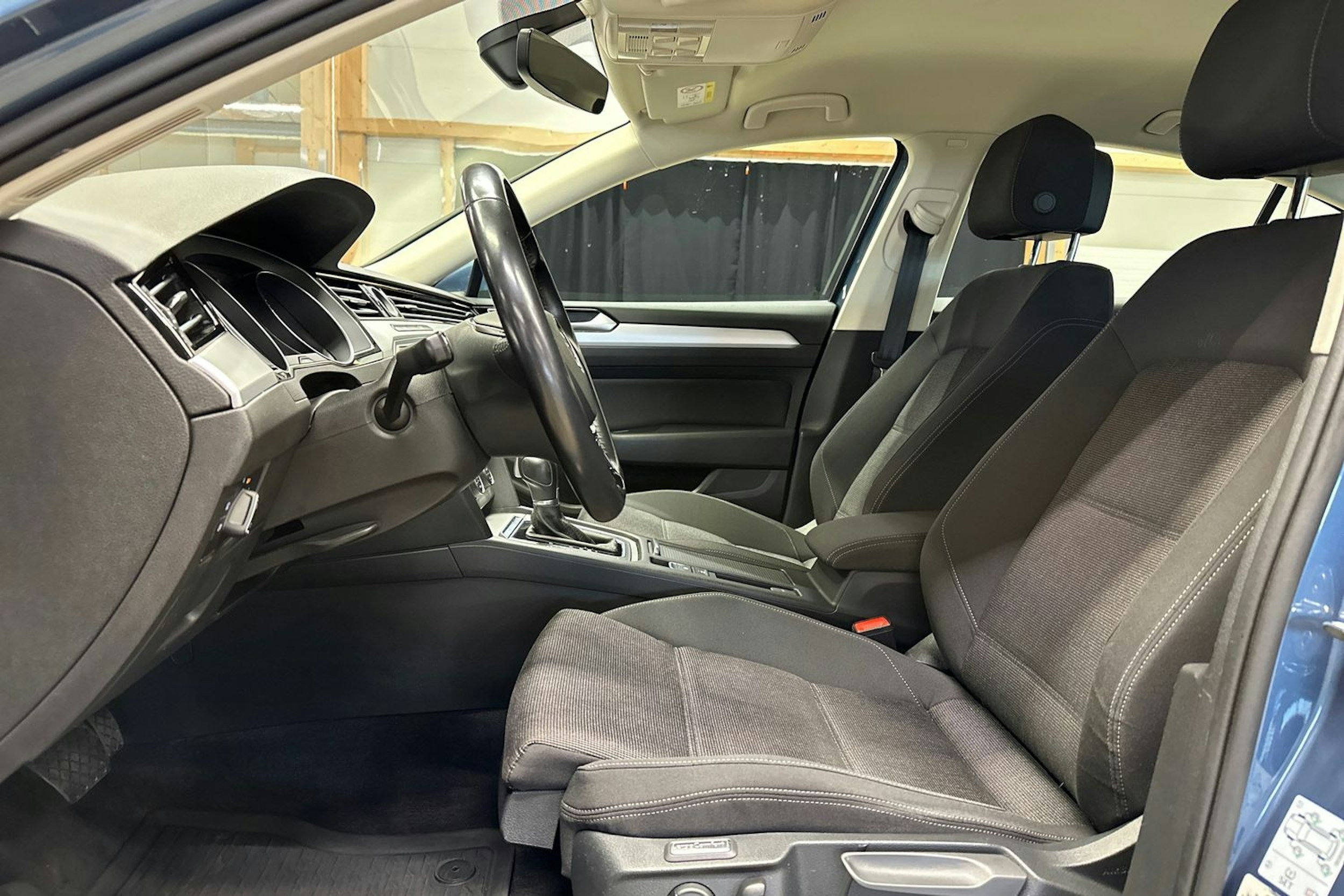 sininen Volkswagen Passat 2018 kuva 17.
