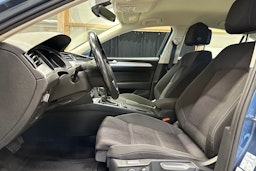 sininen Volkswagen Passat 2018 kuva 17.
