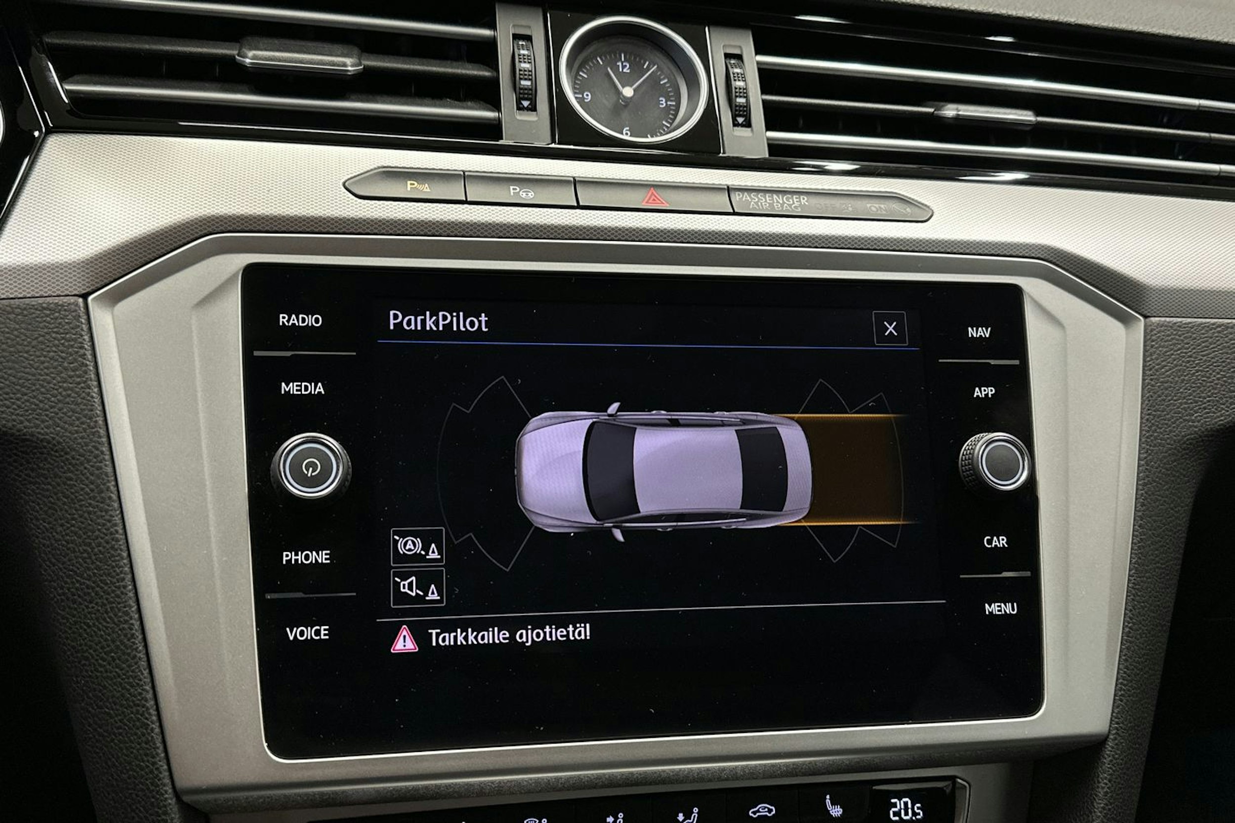 sininen Volkswagen Passat 2018 kuva 21.
