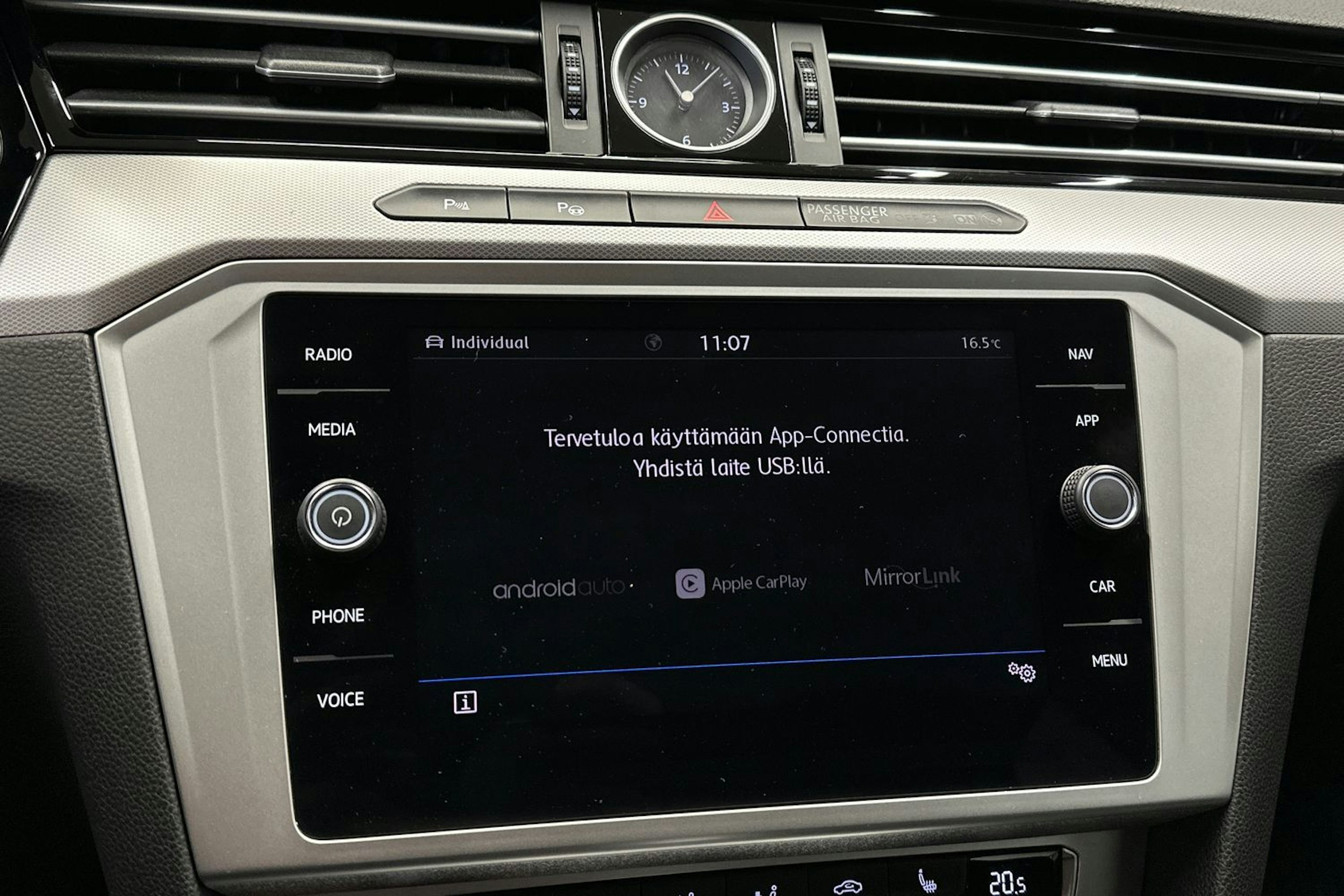 sininen Volkswagen Passat 2018 kuva 22.