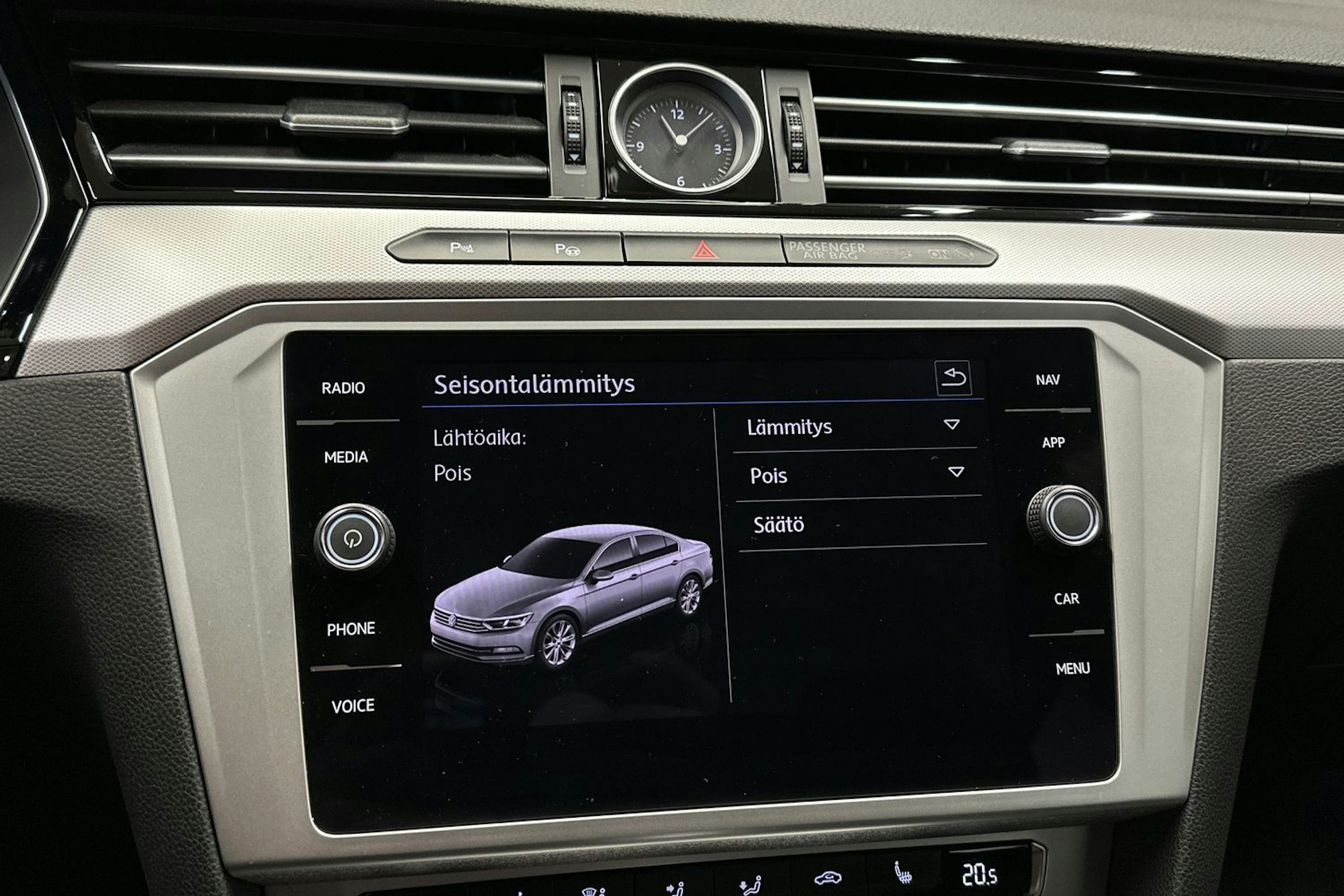 sininen Volkswagen Passat 2018 kuva 23.