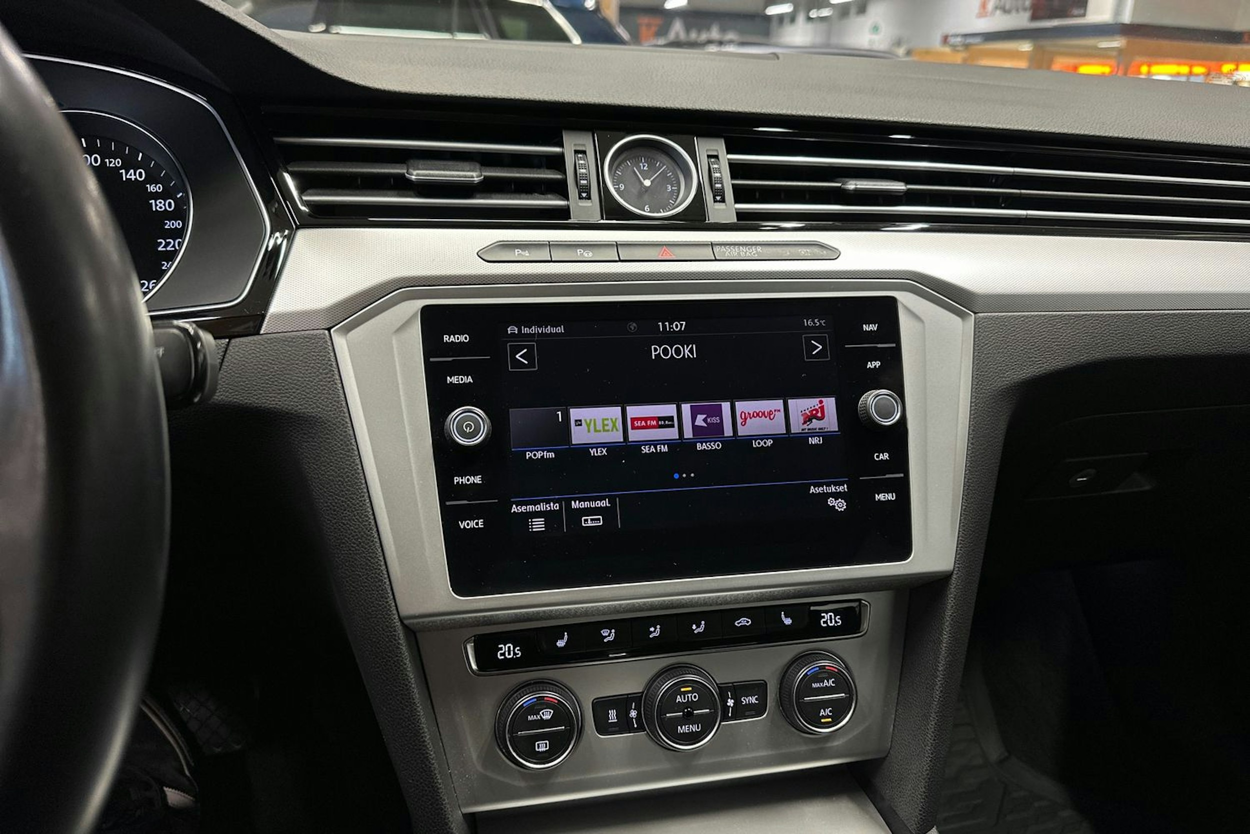 sininen Volkswagen Passat 2018 kuva 24.