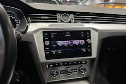 sininen Volkswagen Passat 2018 kuva 24.
