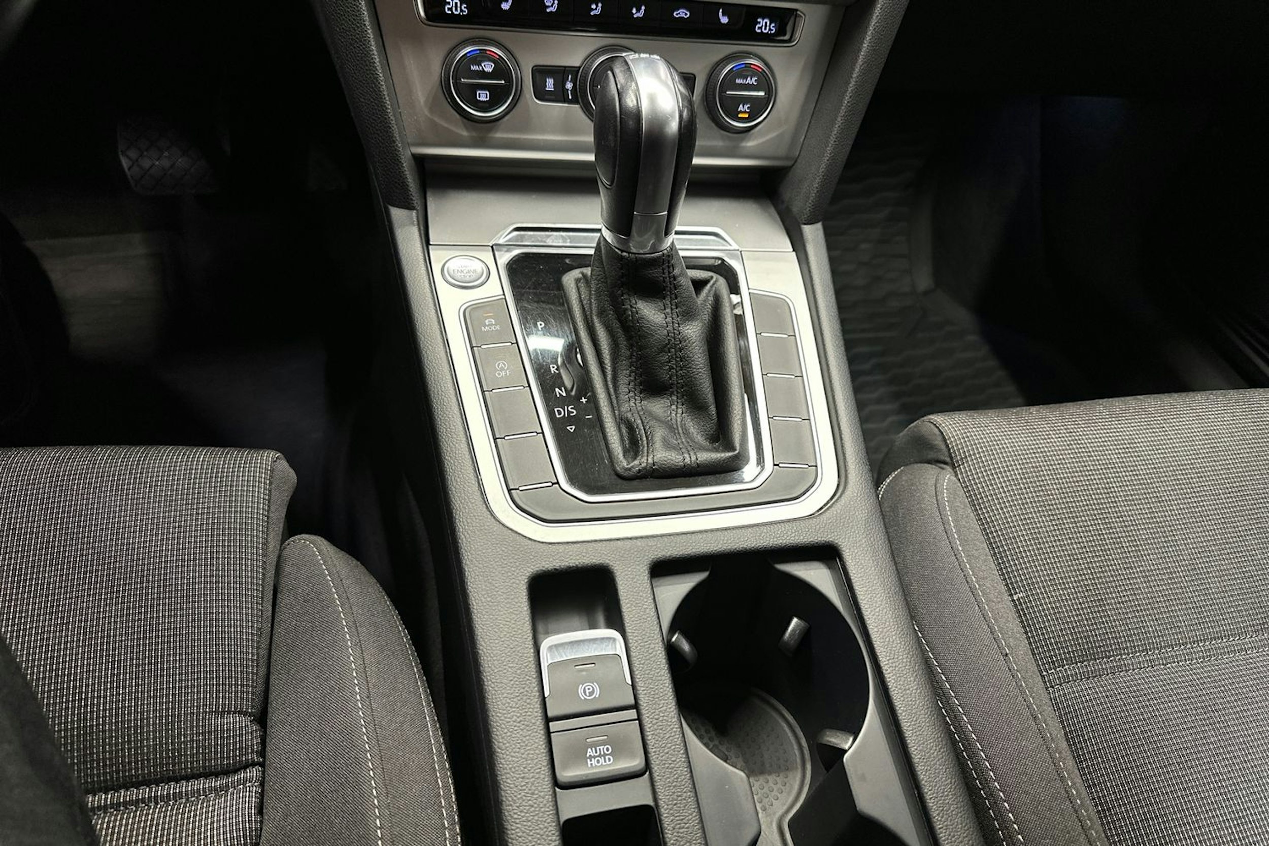 sininen Volkswagen Passat 2018 kuva 25.