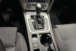 sininen Volkswagen Passat 2018 kuva 25.