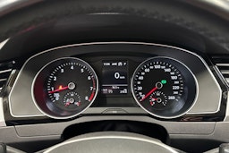 sininen Volkswagen Passat 2018 kuva 27.