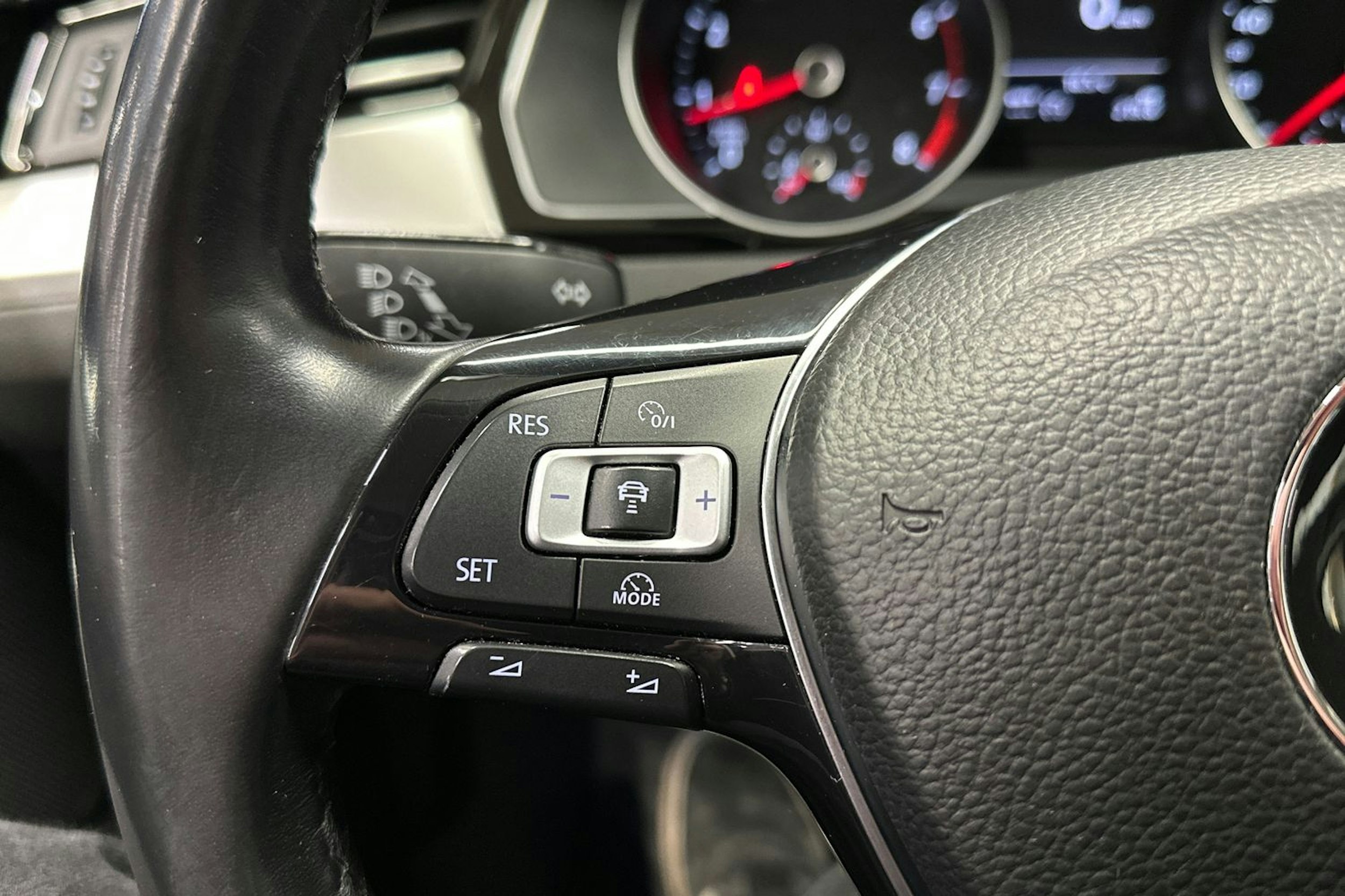 sininen Volkswagen Passat 2018 kuva 28.