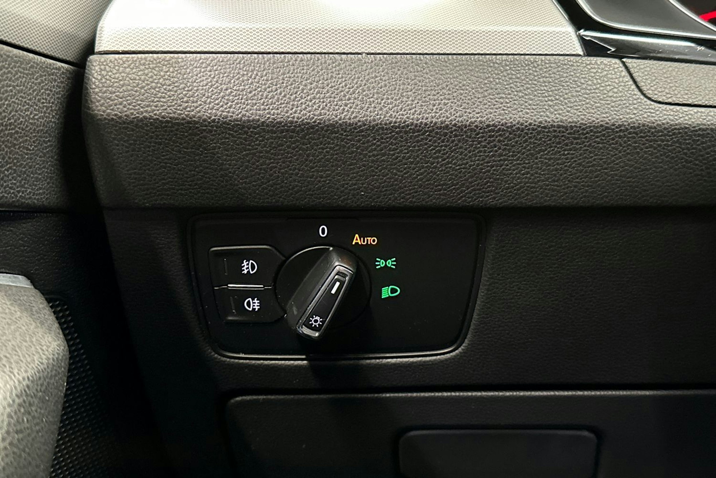 sininen Volkswagen Passat 2018 kuva 30.
