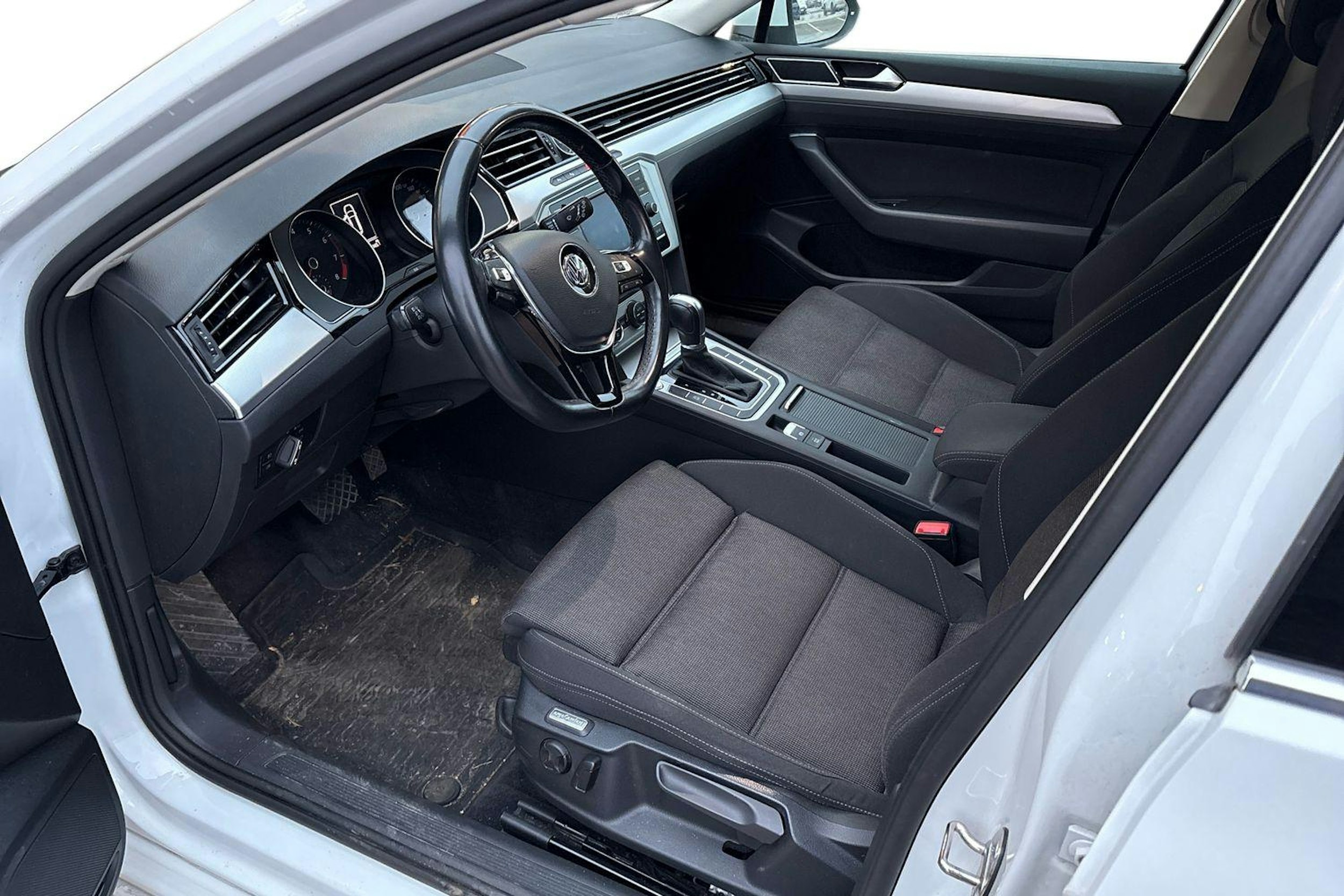 valkoinen Volkswagen Passat 2018 kuva 3.