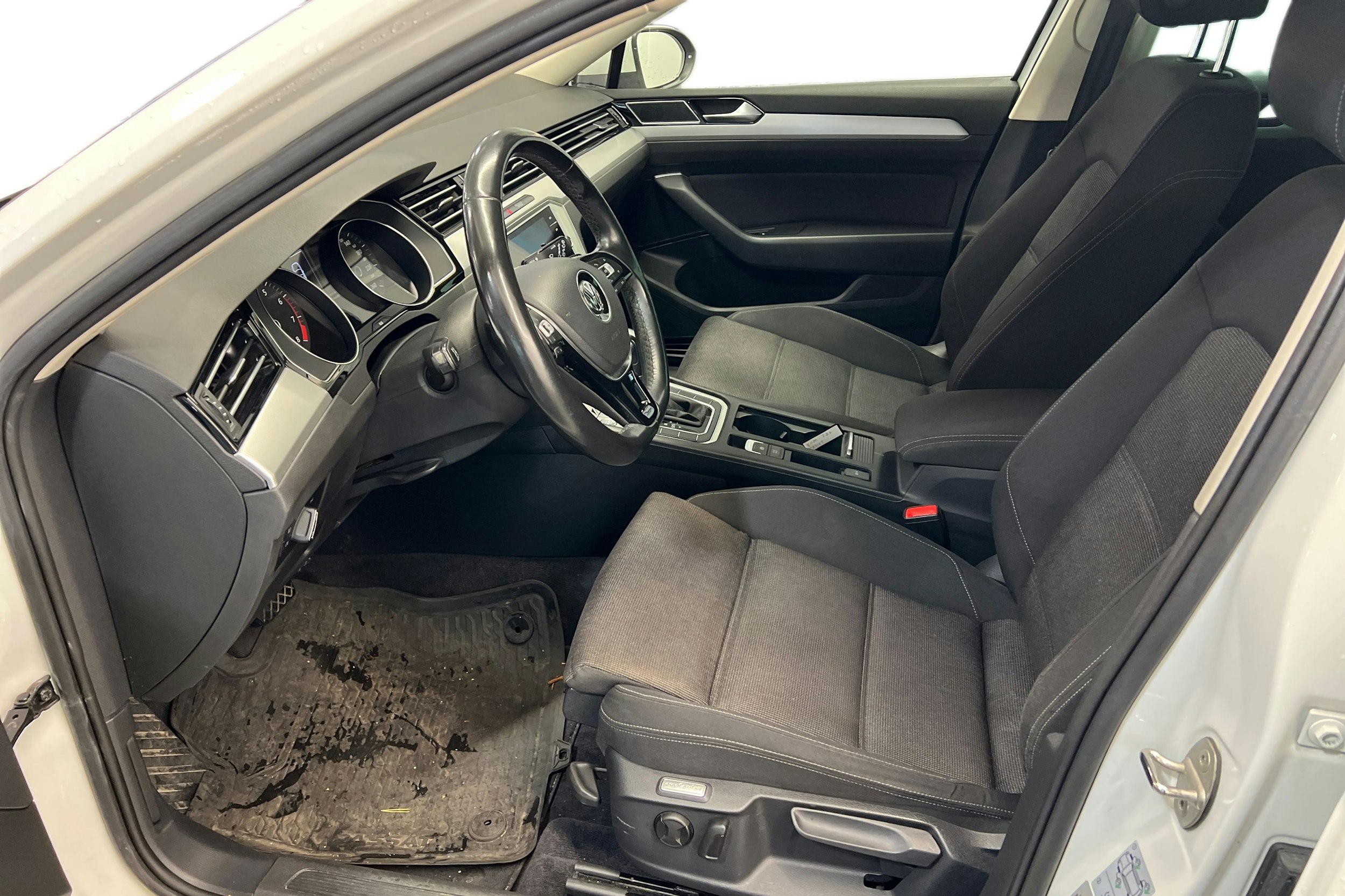 Valkoinen Volkswagen PASSAT 2018 kuva 3.
