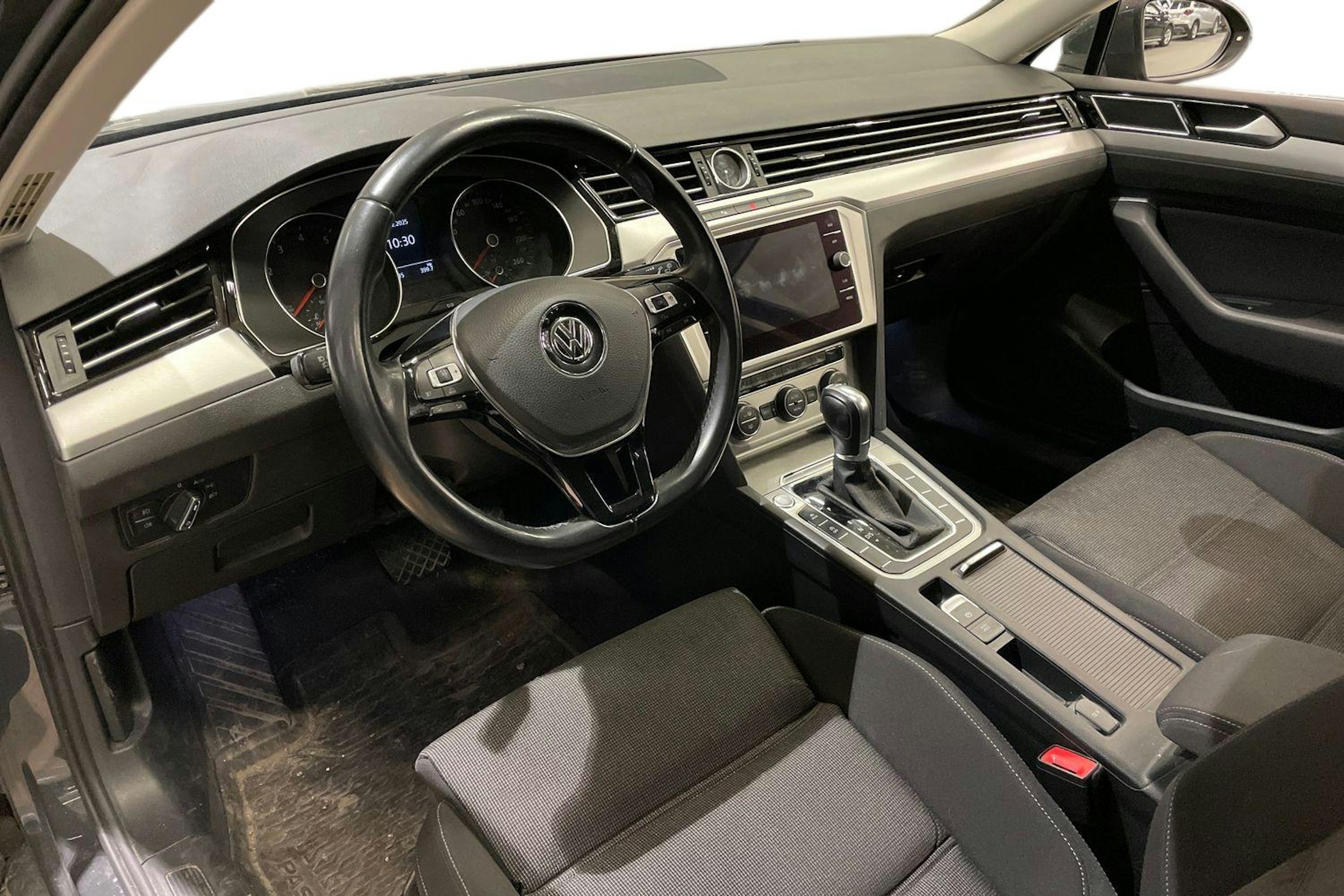 harmaa Volkswagen Passat 2018 kuva 3.