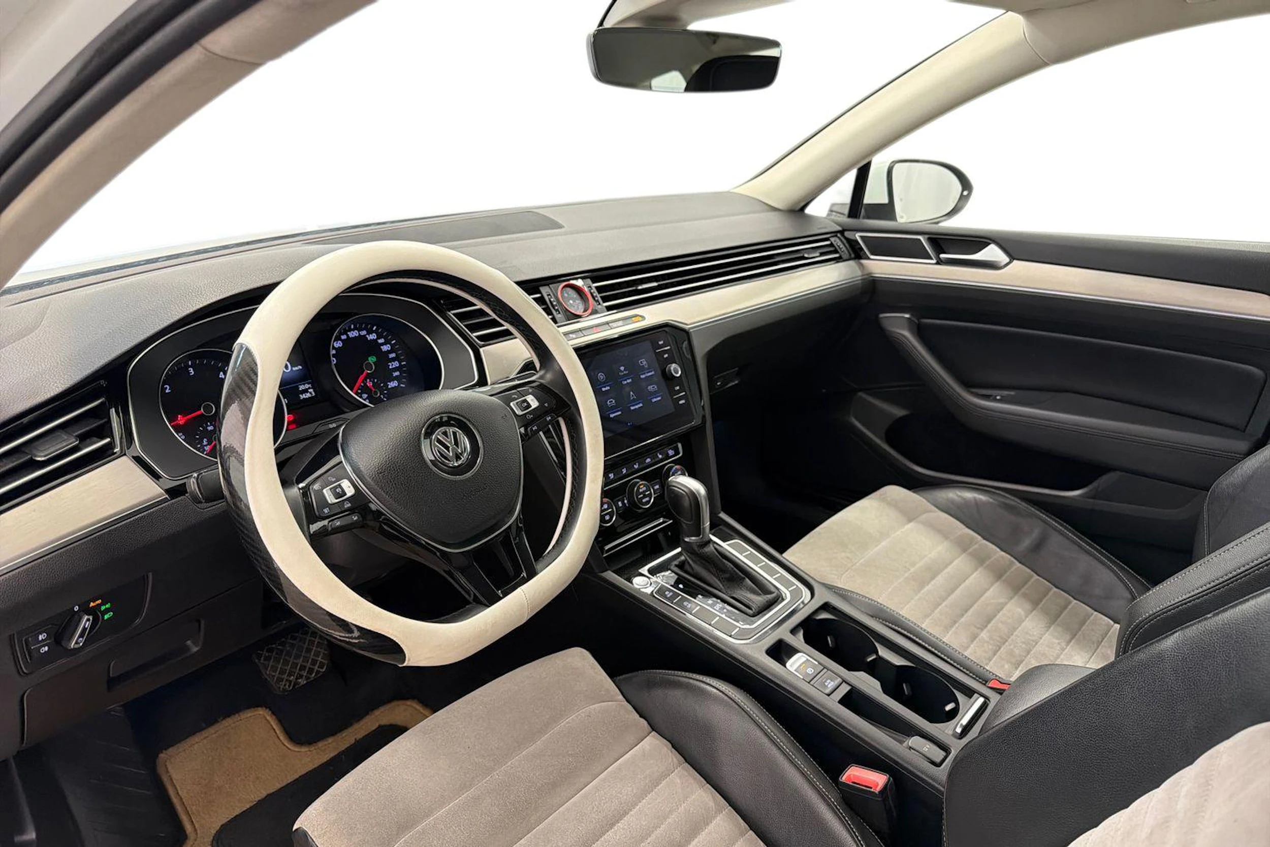 valkoinen Volkswagen Passat 2018 kuva 8.