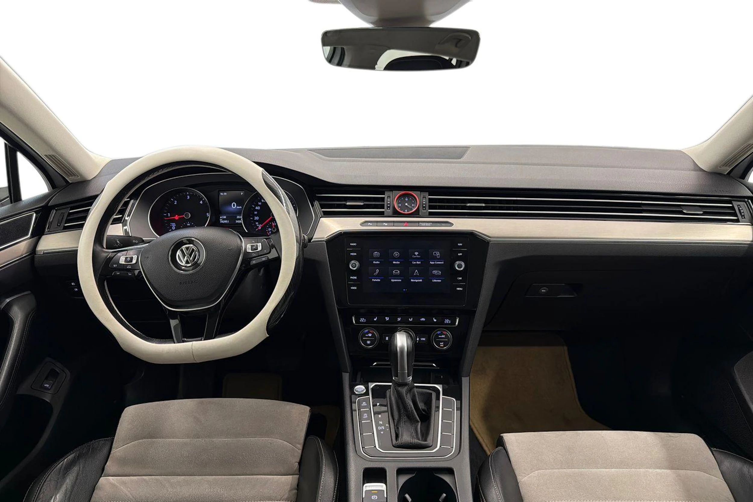 valkoinen Volkswagen Passat 2018 kuva 9.
