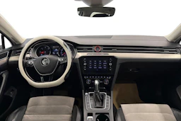 valkoinen Volkswagen Passat 2018 kuva 9.