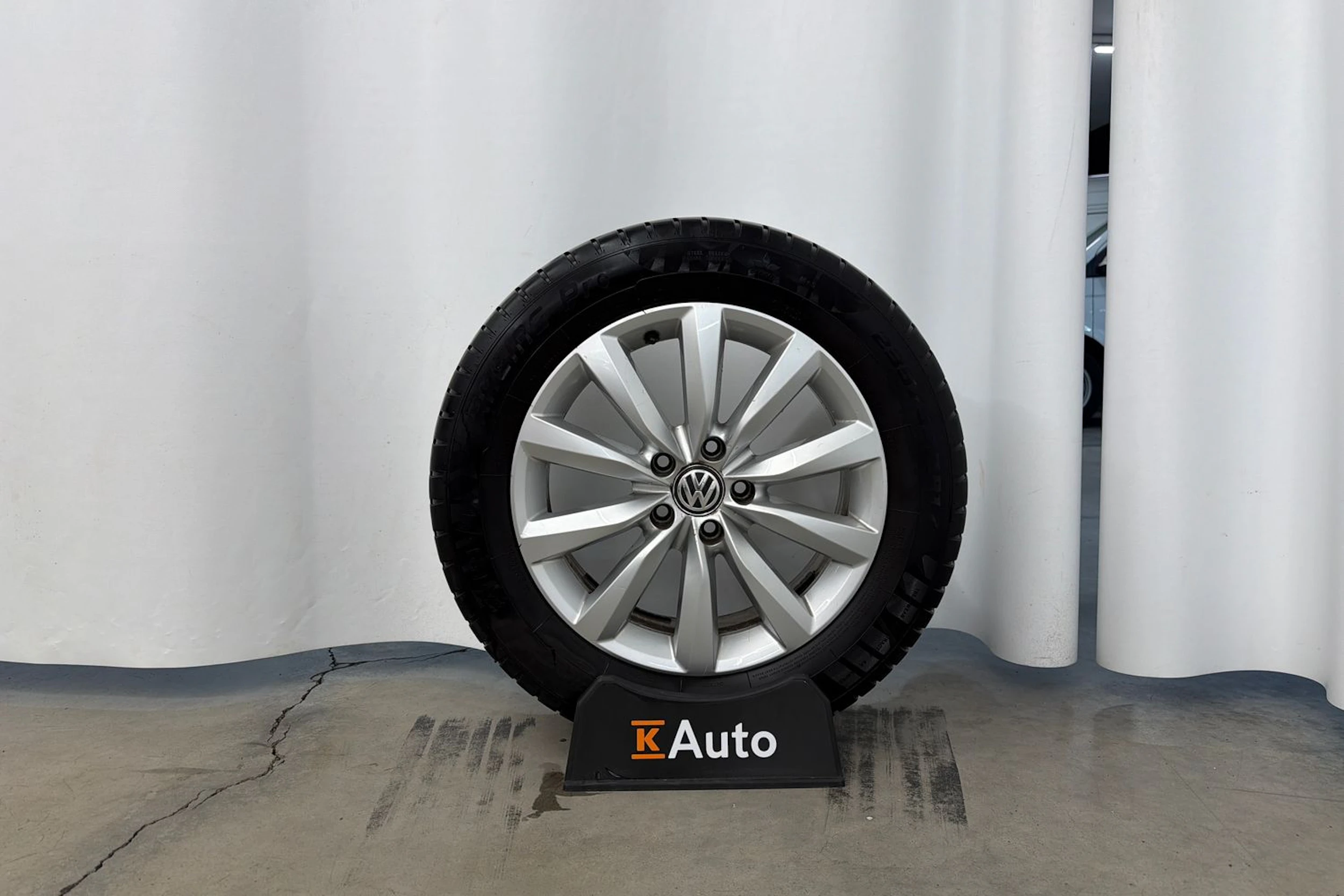 valkoinen Volkswagen Passat 2018 kuva 15.
