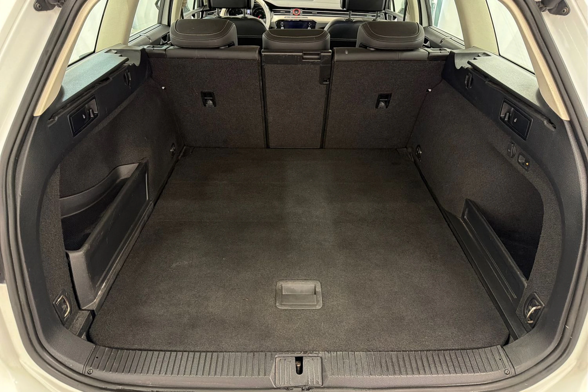 valkoinen Volkswagen Passat 2018 kuva 17.