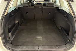 valkoinen Volkswagen Passat 2018 kuva 17.