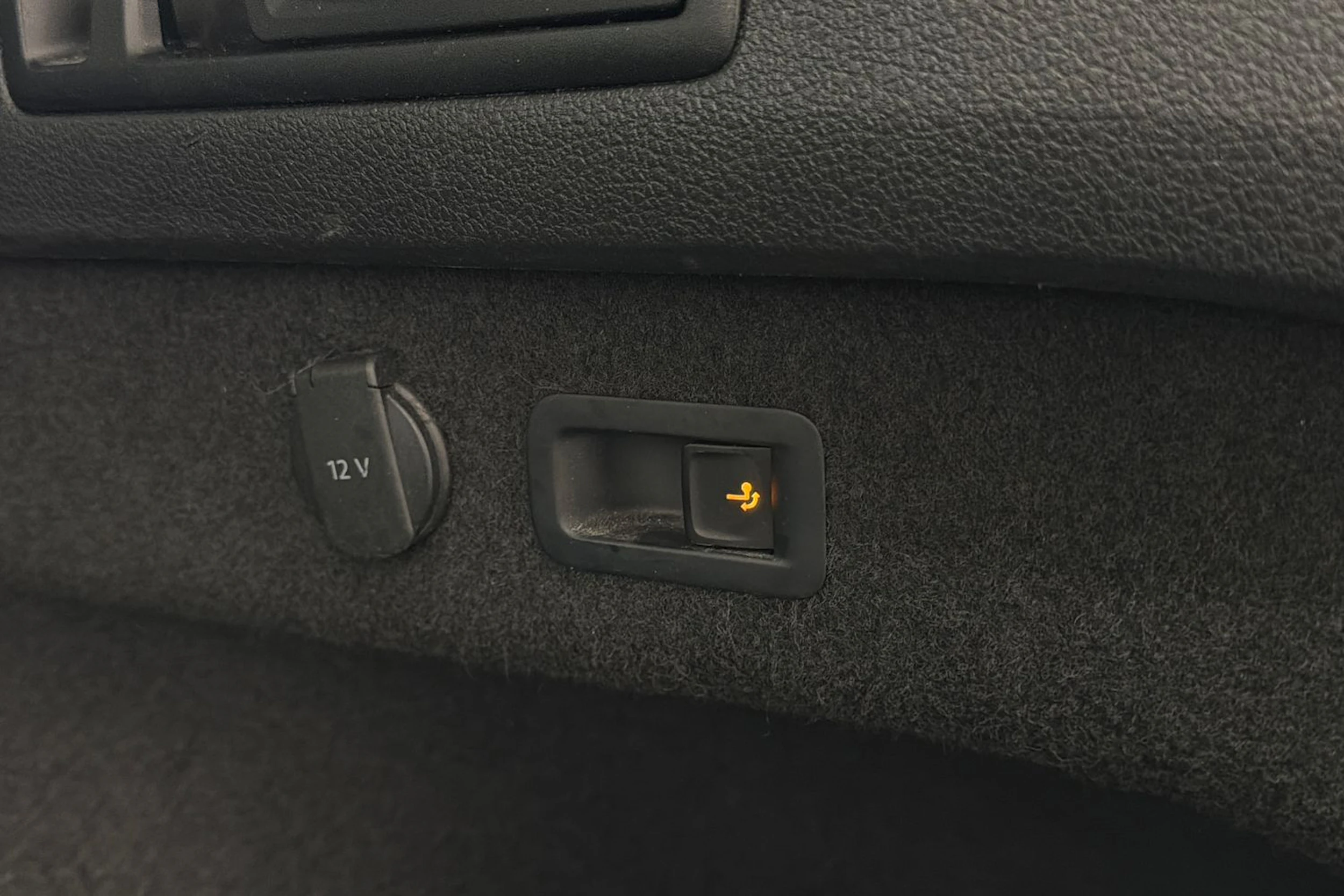 valkoinen Volkswagen Passat 2018 kuva 19.
