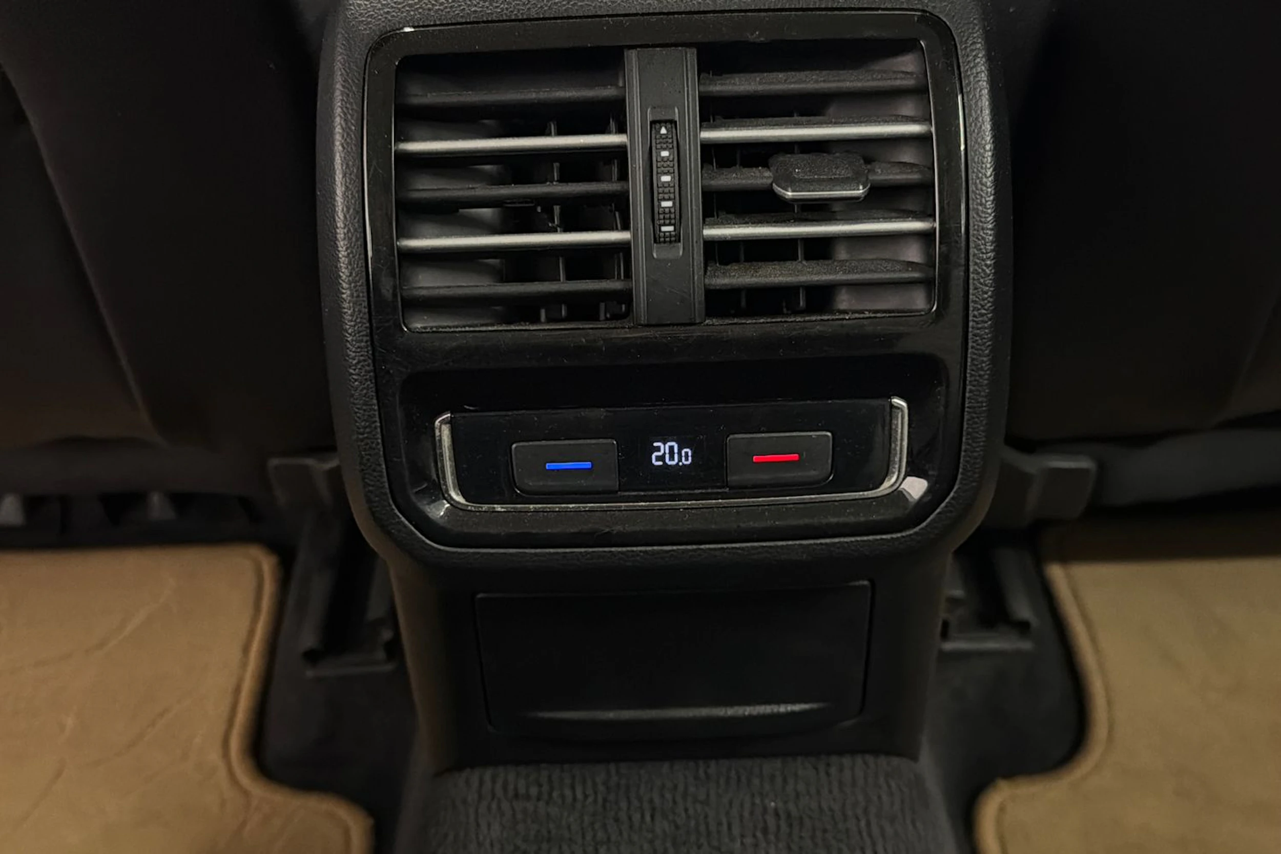 valkoinen Volkswagen Passat 2018 kuva 20.