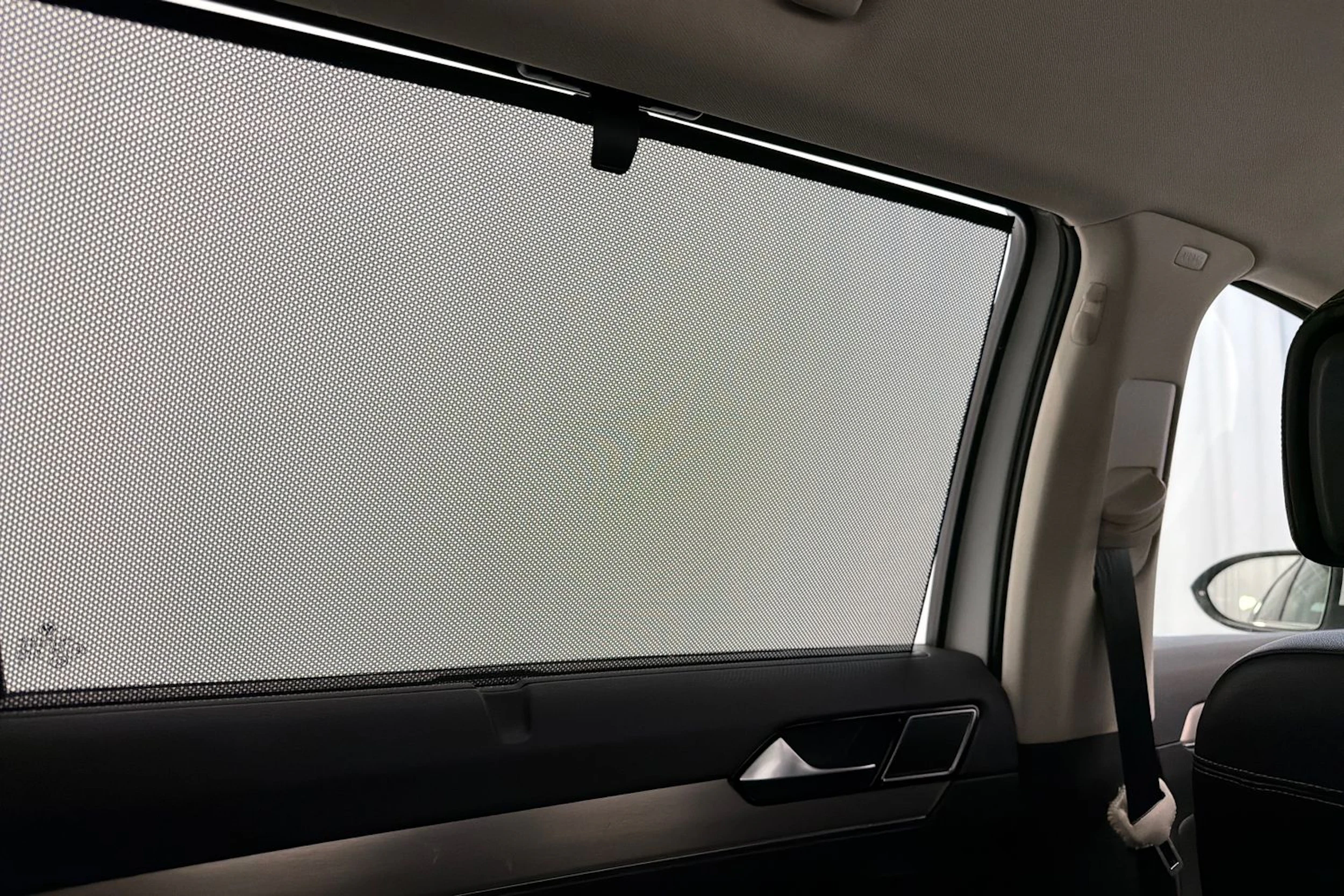 valkoinen Volkswagen Passat 2018 kuva 21.