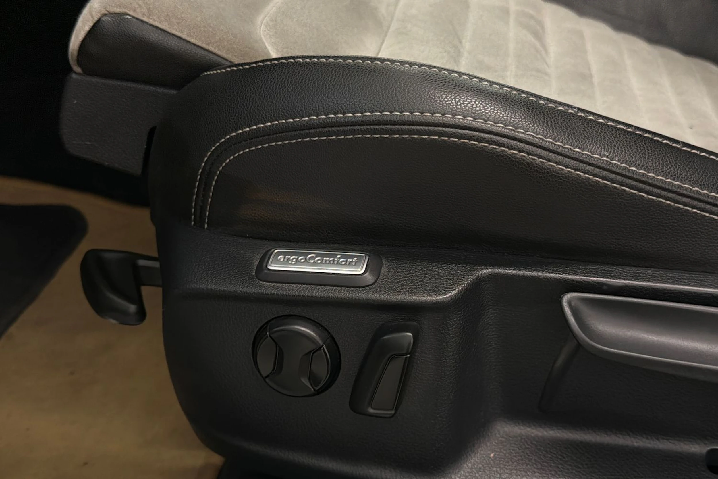 valkoinen Volkswagen Passat 2018 kuva 22.