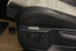 valkoinen Volkswagen Passat 2018 kuva 22.