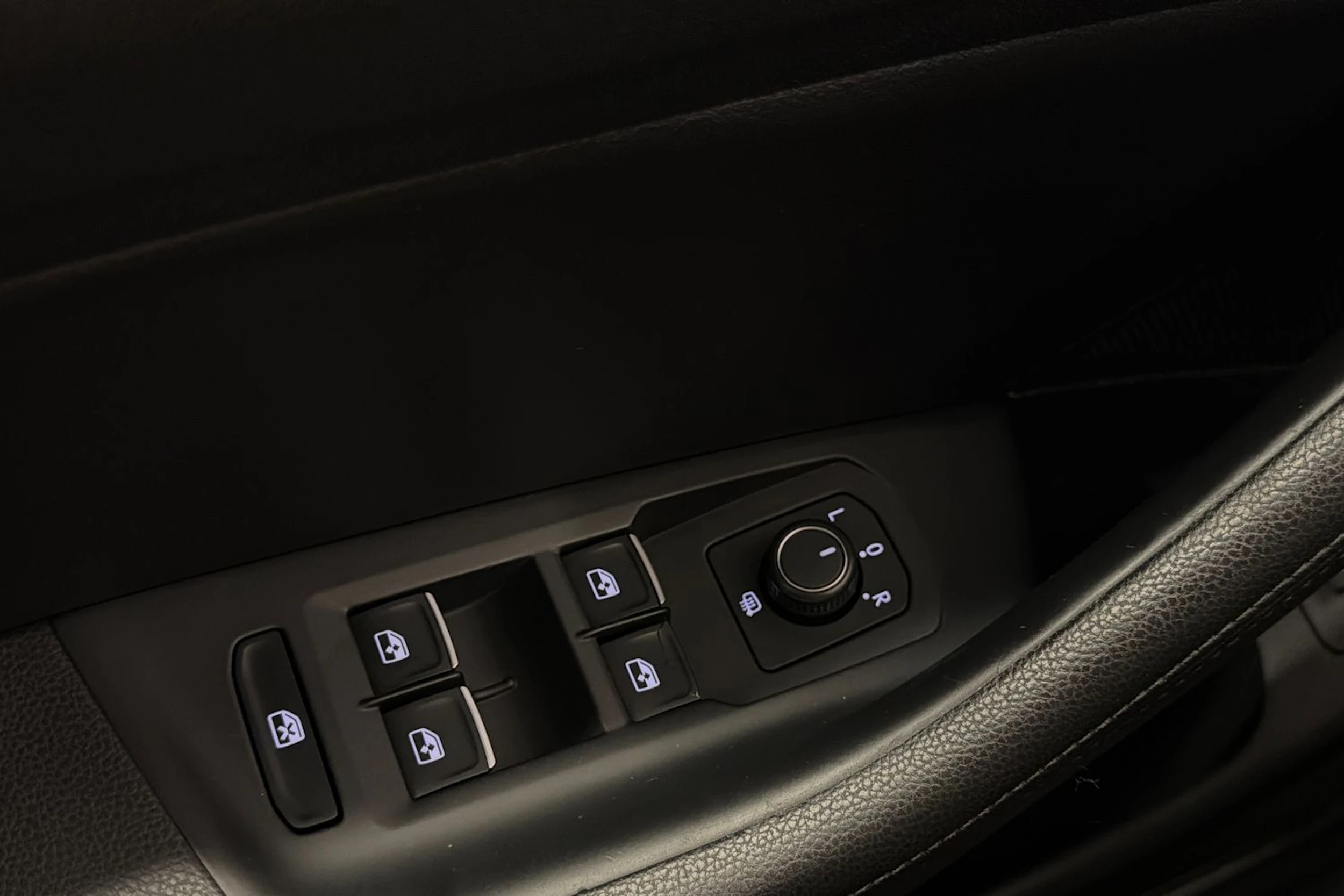 valkoinen Volkswagen Passat 2018 kuva 23.