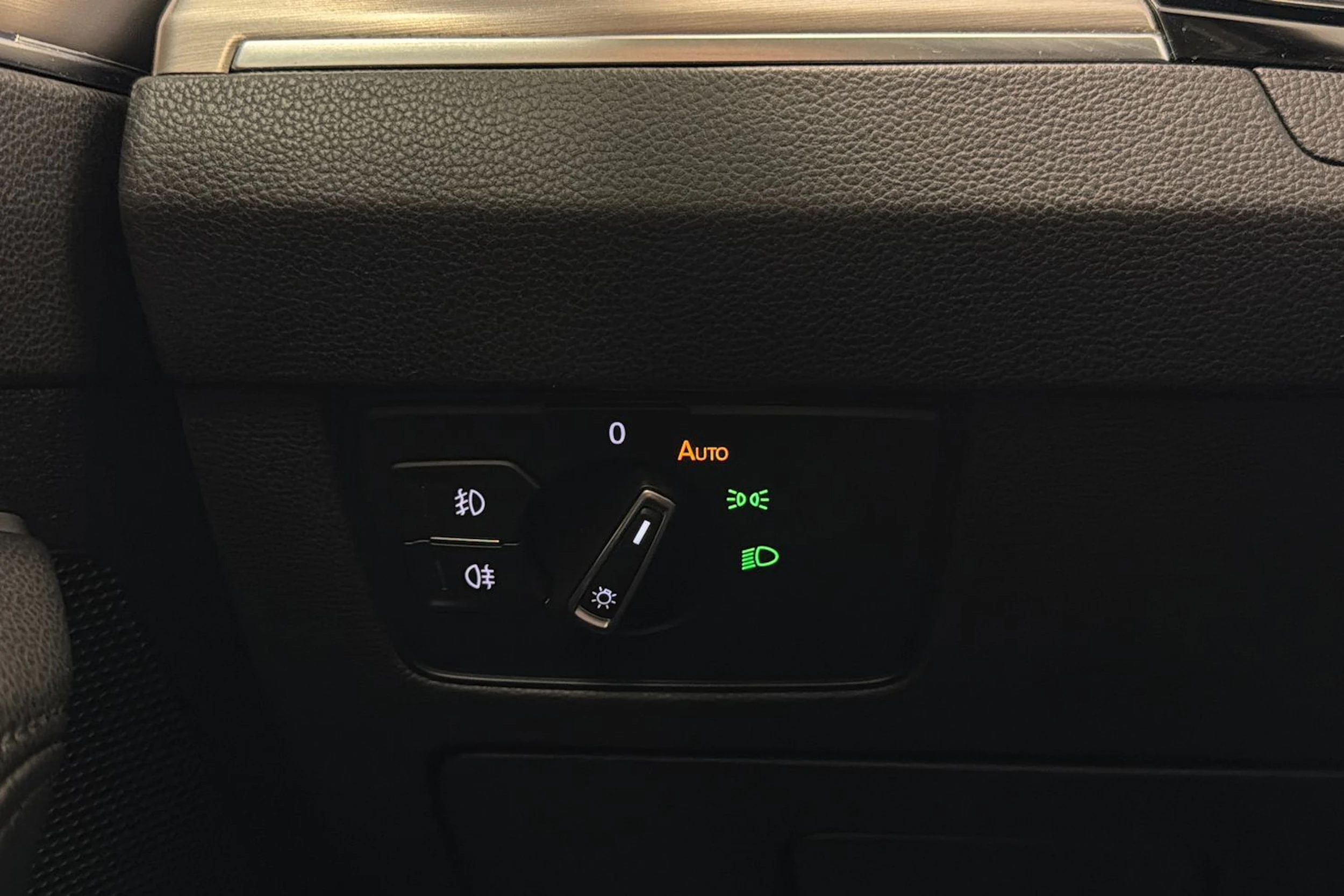 valkoinen Volkswagen Passat 2018 kuva 24.