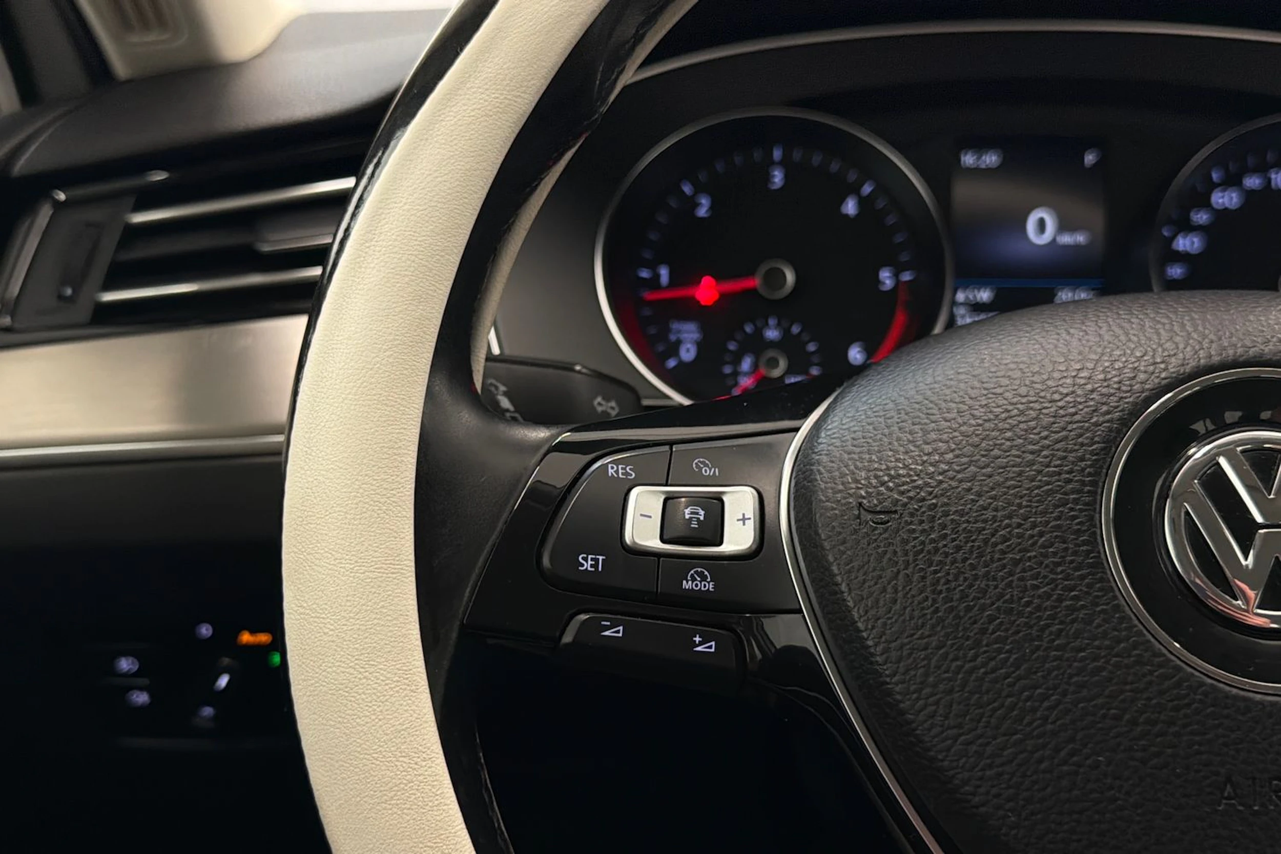 valkoinen Volkswagen Passat 2018 kuva 25.