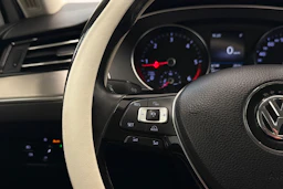 valkoinen Volkswagen Passat 2018 kuva 25.