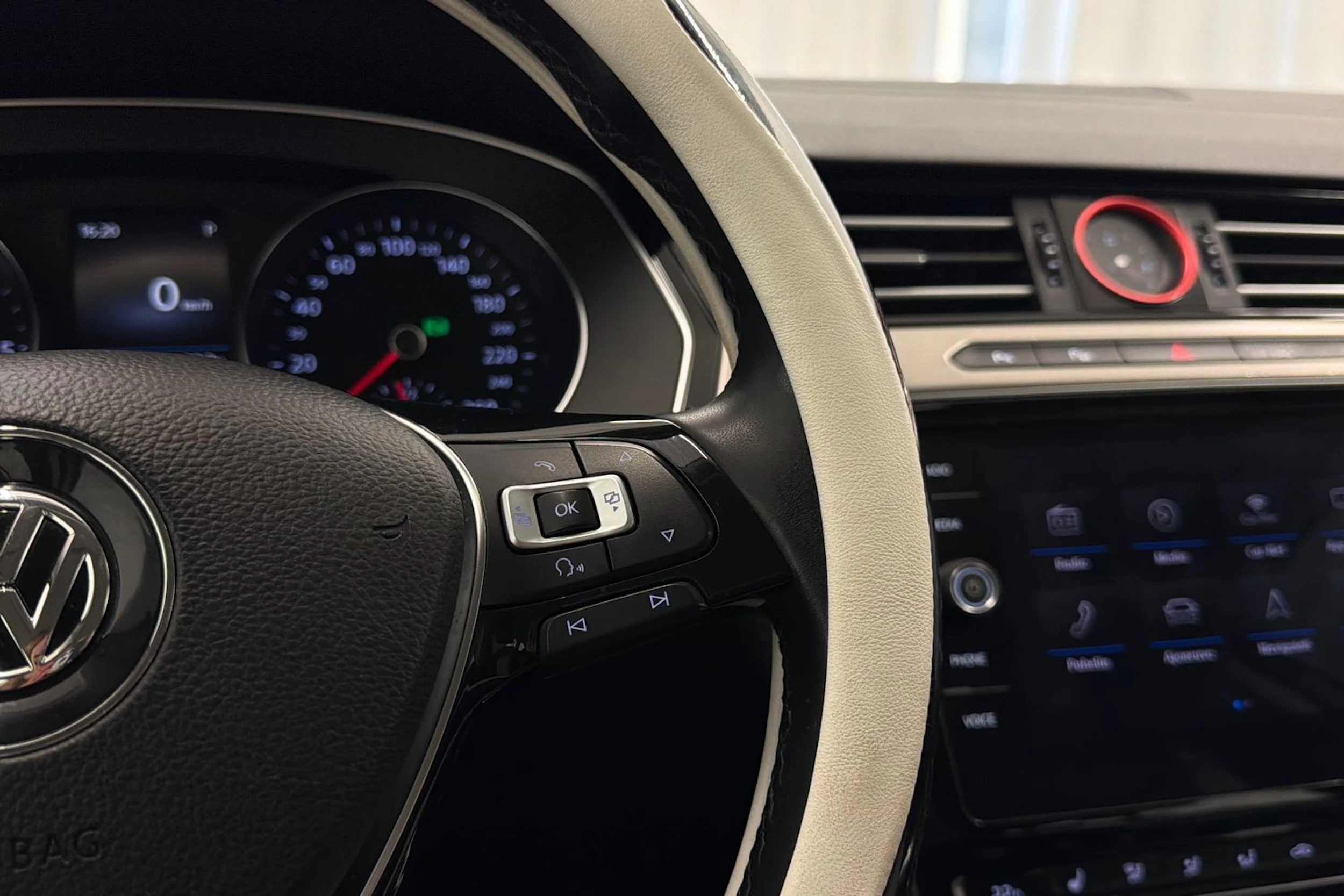 valkoinen Volkswagen Passat 2018 kuva 26.