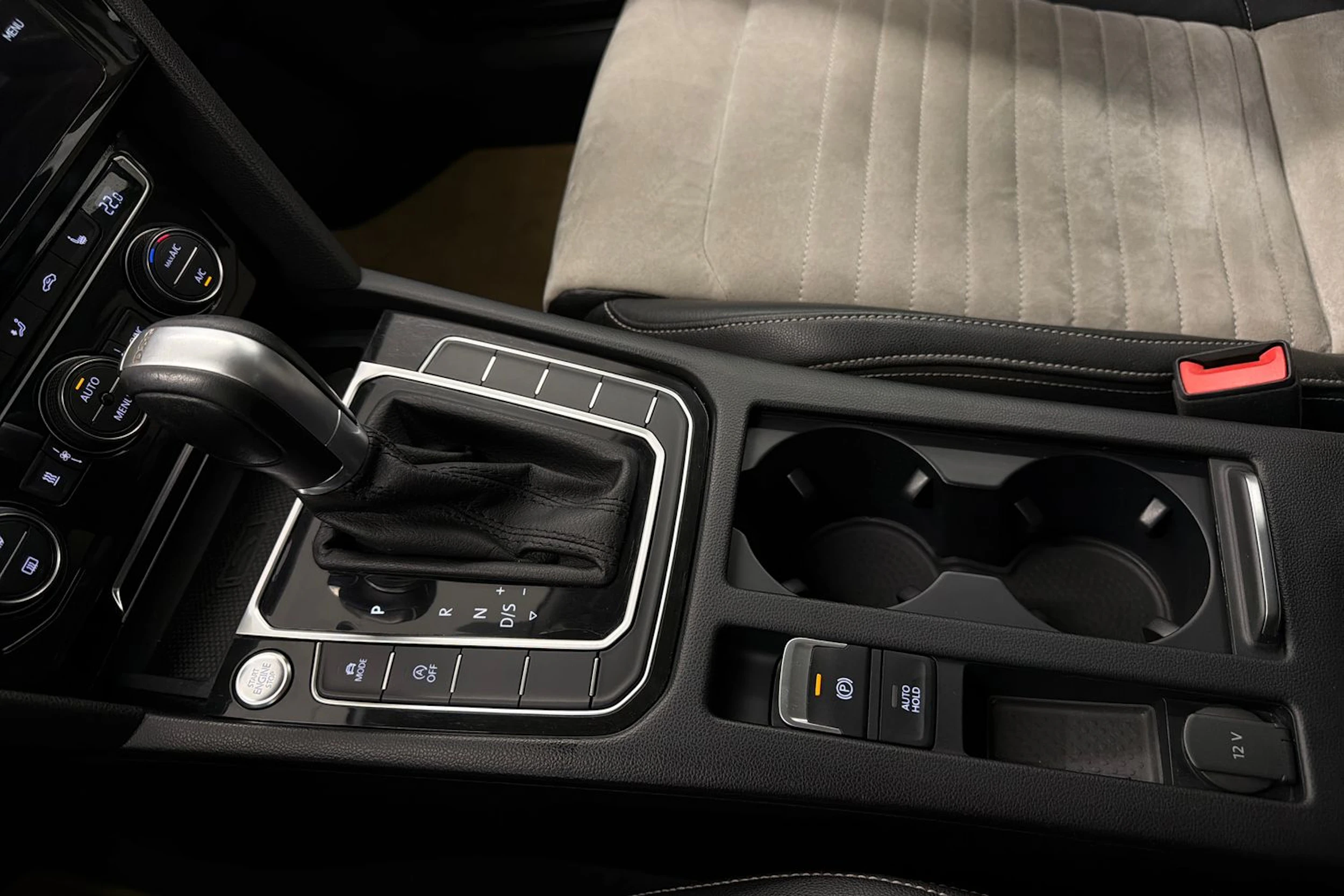 valkoinen Volkswagen Passat 2018 kuva 27.