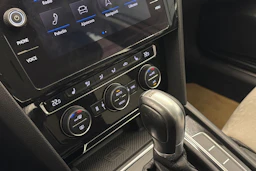 valkoinen Volkswagen Passat 2018 kuva 28.