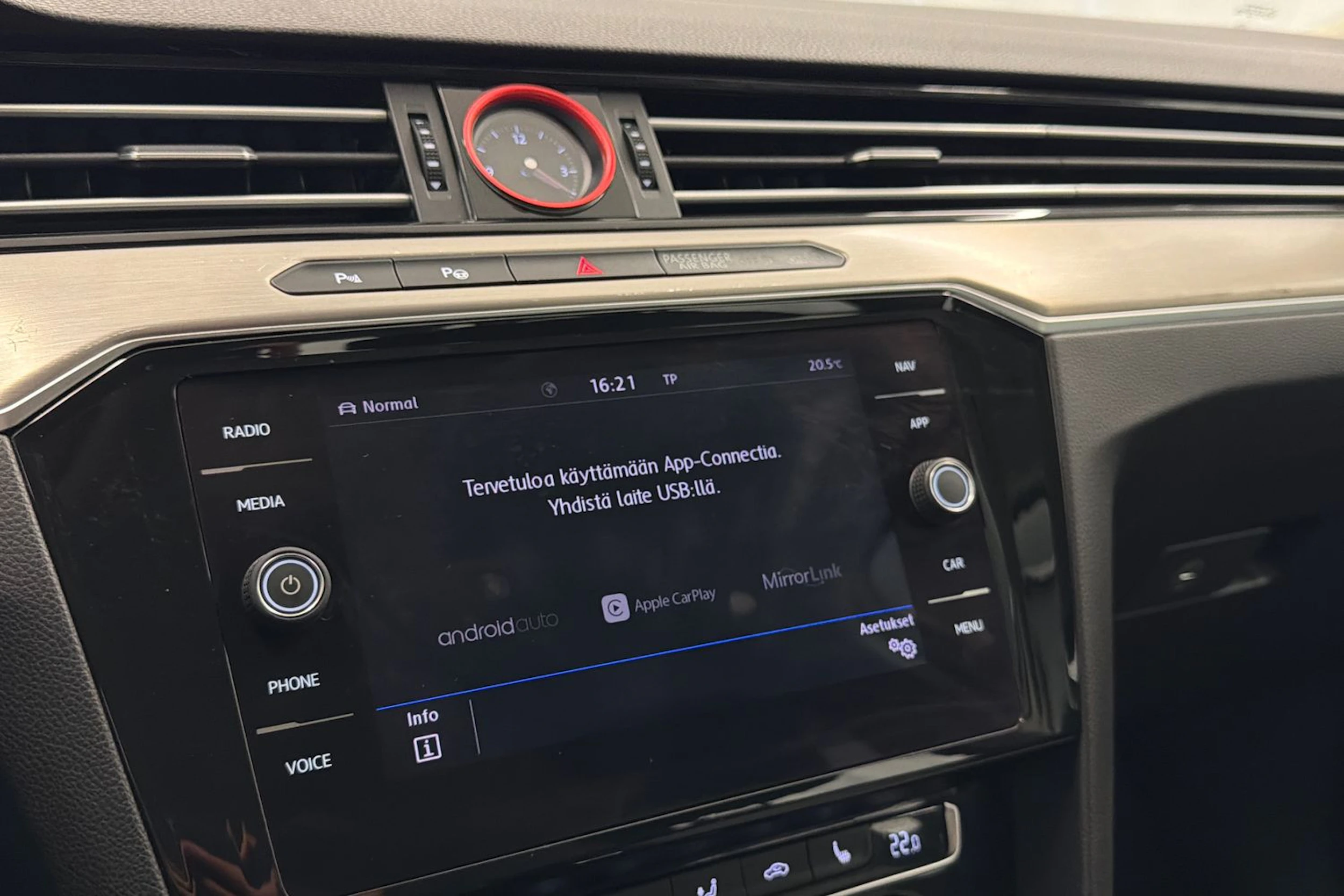 valkoinen Volkswagen Passat 2018 kuva 30.
