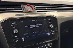 valkoinen Volkswagen Passat 2018 kuva 30.