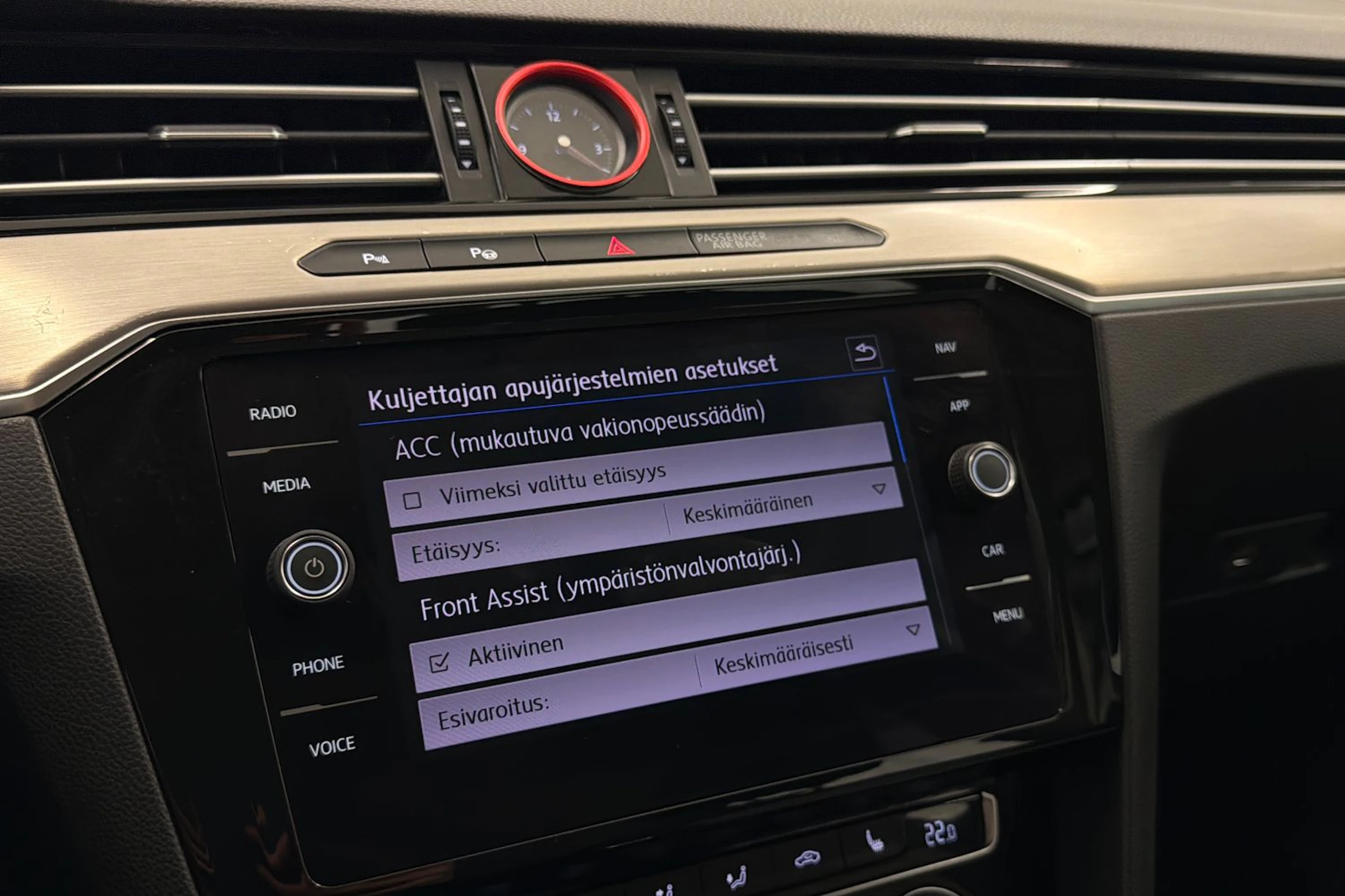 valkoinen Volkswagen Passat 2018 kuva 31.