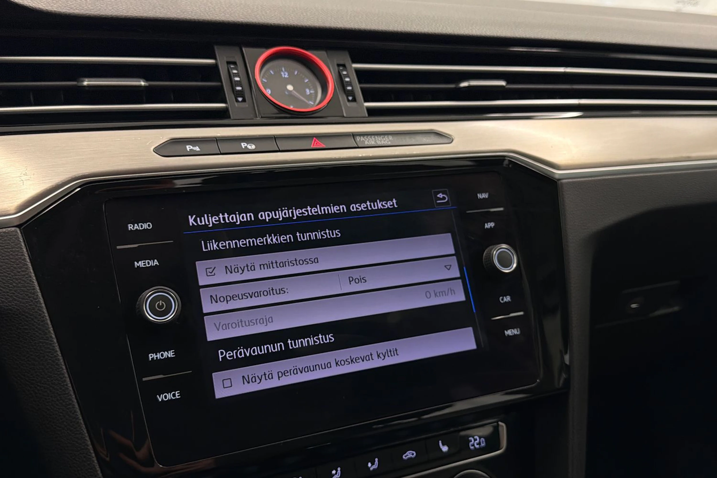 valkoinen Volkswagen Passat 2018 kuva 32.